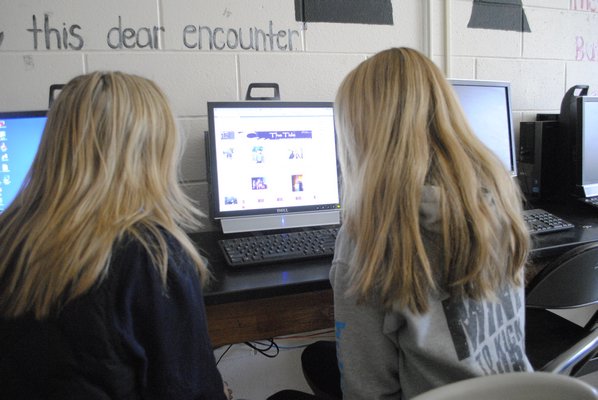 Co-Editors-In-Chief Alyssa Pyclik, left, and Madeleine Salvatore edit the newspaper layout in InDesign. AMANDA BERNOCCO