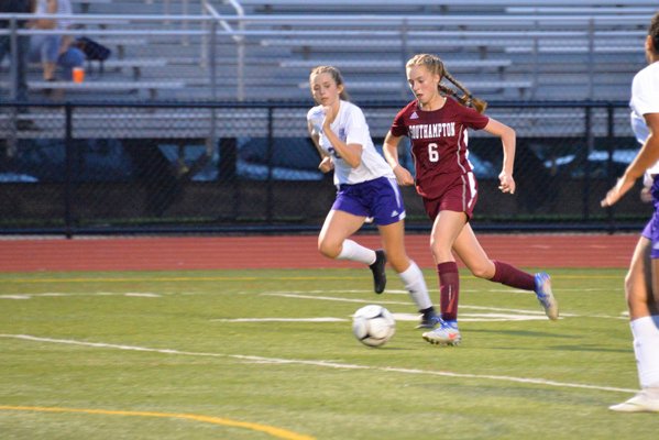 Southampton's Taylor Zukosky races with the ball. MICHELLE MALONE