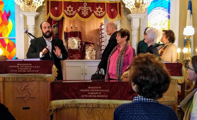 Rabbi Daniel Geffen shares the history of Temple Adas Israel during the 2017 Sag Harbor Cultural District event. ERIC COHEN