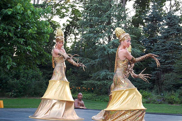 Performance in the garden by the principal dancers of The Art of Motion Dance Theatre.   DAWN WATSON