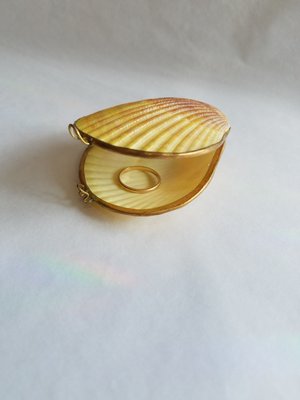 Surprise your fiance by putting the engagement ring in this clamshell purse.  JACK CRIMMINS