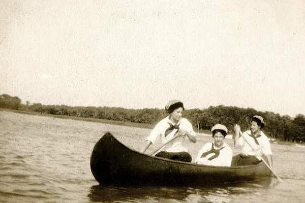 Ladies Rowing in West Neck.