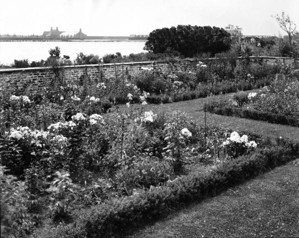 Garden at Ms. Pruyn’s residence in East Hampton in July 1923. MATTIE EDWARDS HEWITT