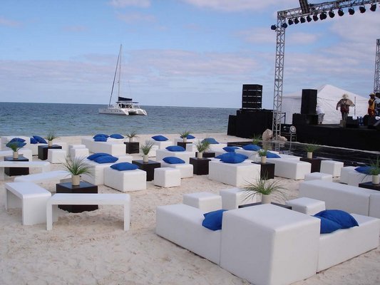 Using one color like white and accenting with the others is a classier way to go about throwing a themed party. JENNY HOLLYWOOD POPARAZZI
