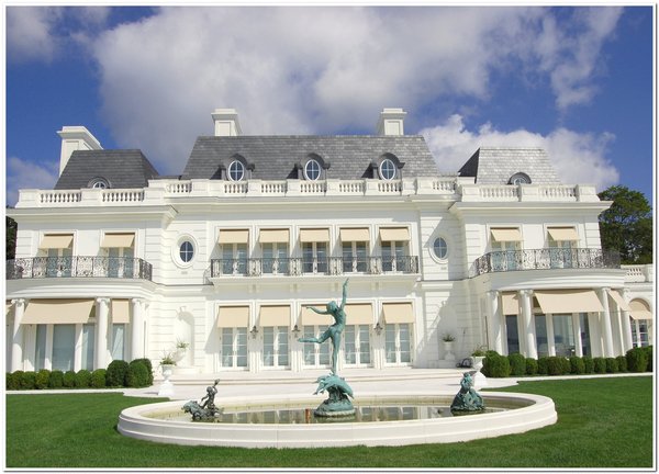 C.E. King in East Hampton nabbed an Outstanding Achievement Award from thIndustrial Fabrics Association International in 2010 for their high quality recessed window awnings. COURTESY C.E. KING