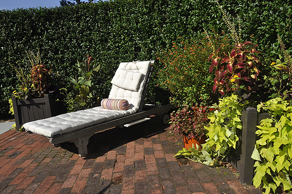 Ron Wendt maintains the poolside gardens. MICHELLE TRAURING