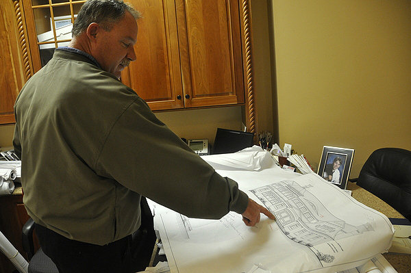 Randy Allen goes over plans for a job in Water Mill. MICHELLE TRAURING
