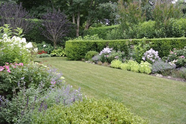 A Brdgehampton garden designed by Hal Goldberg.  DANA SHAW