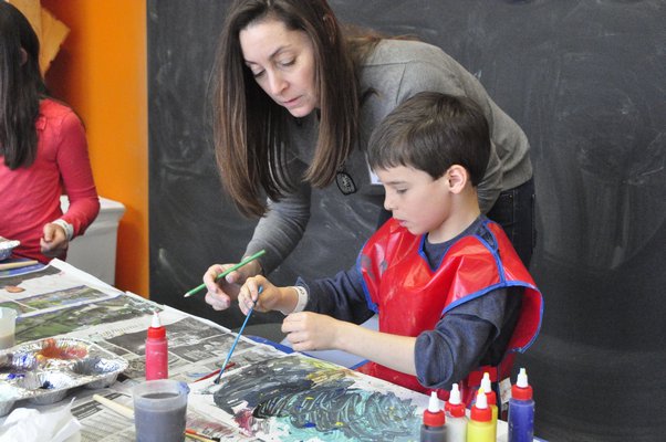 Landscape artist Ralph Carpentier taught a painting class to students at the Children's Museum of the East End. MICHELLE TRAURING