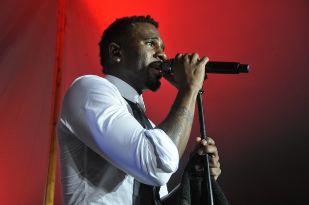 Jason Derulo takes the stage. MICHELLE TRAURING