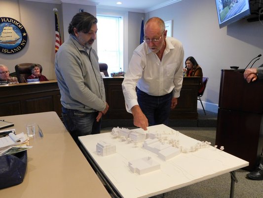 Andre Kikoski, project architect, and David Berridge, ARB board member, discuss changes to the townhouse project. ELIZABETH VESPE
