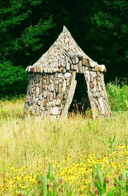 Dan Snow Archer's Pavilion, mica schist, dry stone installation, Newfane, Vermont. COURTESY PETER MAUSS/ESTO