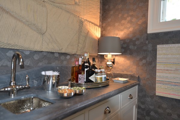 A bar designed by Susan Glick Interiors at Holiday House Hamptons. ALEX GOETZFRIED