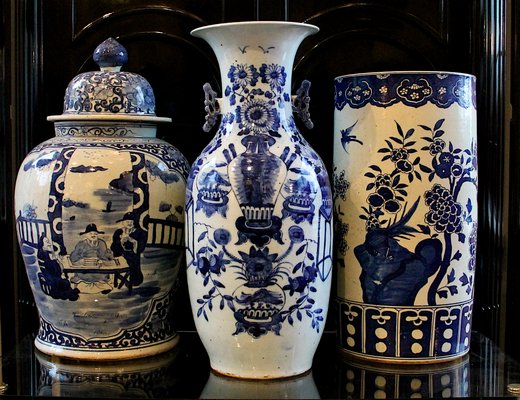 JED Antiques features a combination of old and current production Chinese export ware.   KYRIL BROMLEY