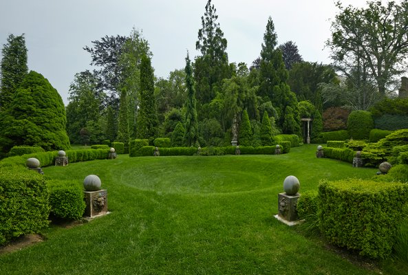 Tony Ingrao and Randy Kemper preferred lush gardens on their East Hampton estate. COURTESY THE MONACELLI PRESS