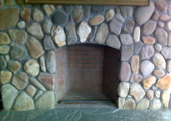 A dry stack stone wall lends to a more naturally layered look. PHOTO COURTESY M.O.E. MASONRY