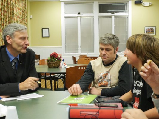 Gordian Raacke, left, talks to David and Alex Sguazzin about energy efficiency during a roundtable discussion at the Hampton Bays Public Library. COURTESY GORDIAN RAACKE