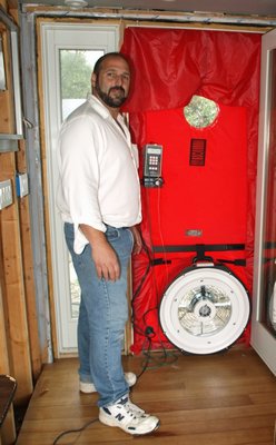 Tom Baccarella from the NY Building Technology Group demonstrates a blower door test. COURTESY GORDIAN RAACKE