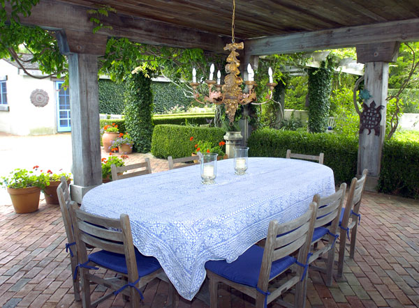 An outdoor eating area near the pool.