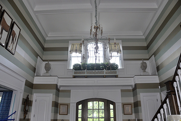 The entry foyer designed by Lee W. Robinson uses horizontal stripes. MICHELLE TRAURING