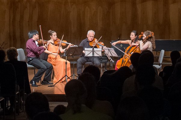 Roger Tapping teaches at the 2006 CMW. COURTESY PERLMAN MUSIC PROGRAM