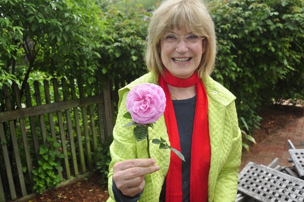 Huguette Hersch with a Gertrude Jekyll. BY MICHELLE TRAURING