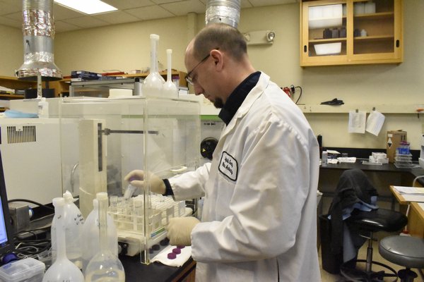 Steven Aracri tests water samples for manganese. VALERIE GORDON