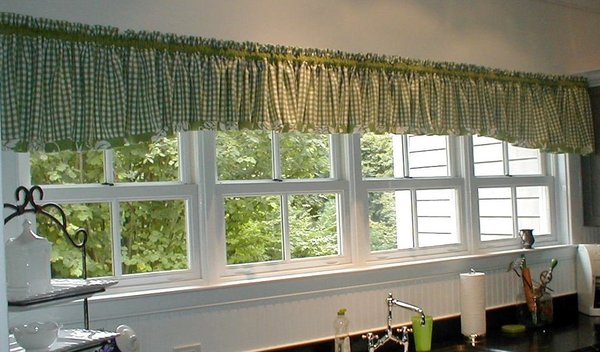 Valence work by Windows and Walls Unlimited in Southampton highlights the beauty of window adornments. COURTESY WINDOWS AND WALLS UNLIMITED