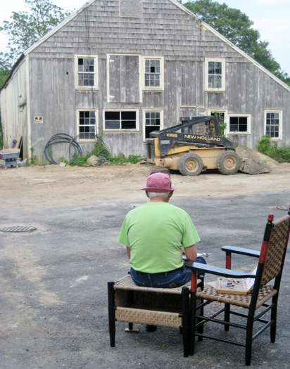 Wolf Kahn sketching at the old barn.