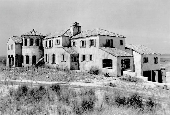 The Bowers house seen from the beach. COURTESY ACANTHUS PRESS