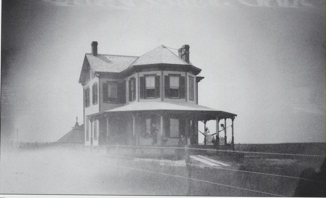 An annex to the Arlington House was built was demolished in 1940. HAMPTON BAYS HISTORICAL SOCIETY