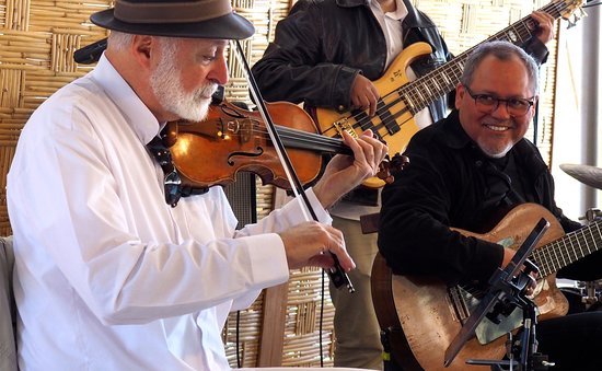 Bob Stern on violin with Gil Gutiérrez on guitar and David Rodriguez on bass