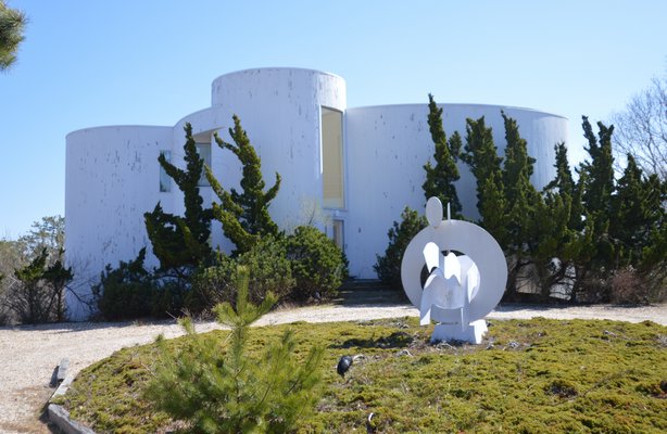 One assumes this contemporary home in Amagansett Dunes was built in the 1980s. One wonders when it was last painted. CHRIS ARNOLD