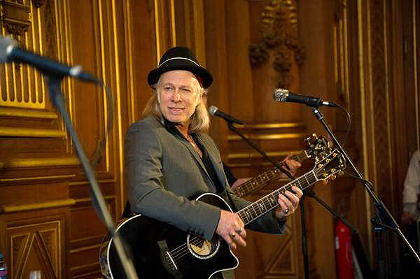 Elliott Muprhy performs at the Hotel de Ville.