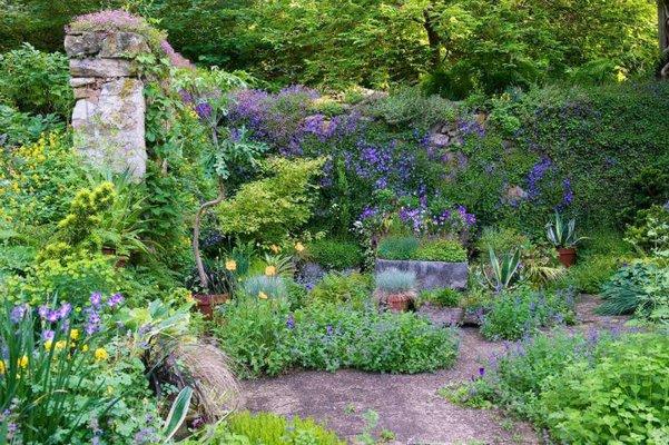 Some of the borders at Brandywine Cottage are eight to nine feet tall. ROB CARDILLO