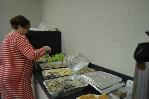 Liz Dwyer preparing a cold lunch plate at the senior lunch program on Wednesday, July 31. JORDANA PEARLMAN