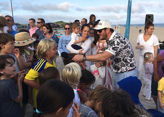 Rabbi Joshua Franklin and Cantor Debra Stein lead s Shabbat service at Main Beach on Friday, August 16. KYRIL BROMLEY