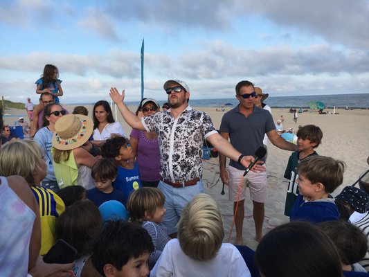 Rabbi Joshua Franklin and Cantor Debra Stein lead a Shabbat service at Main Beach on Friday, August 16. KYRIL BROMLEY