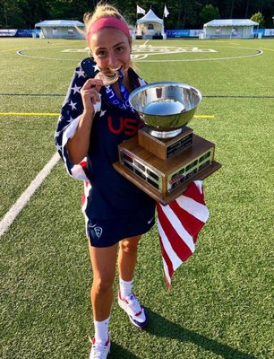 Isabelle Smith wih a gold medal and the World Championship trophy.