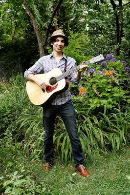 Jordan Shapiro performs at Montauk Library on August 7.