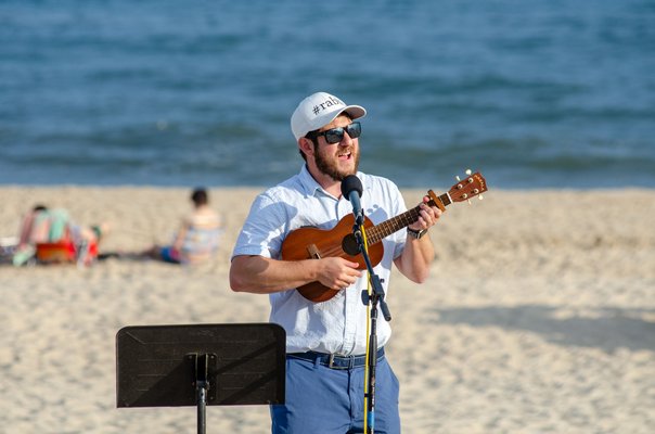 Rabbi Josh Franklin leads a Shabbat service on Friday evening at Main Beach.        WIL WEISS
