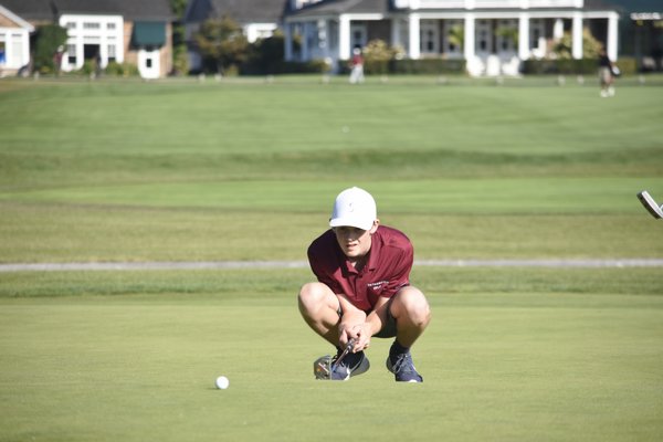 Mariner Jack Blackmore eyes up his first putt.