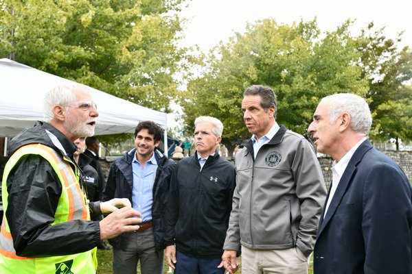 David Pinelli, left, senior scientist from Aecom, with Southampton Village Mayor Jesse Warren, Suffolk County Executive Steve Bellone, Governor Andrew Cuomo and Southampton Town Supervisor Jay Schneiderman.  DANA SHAW