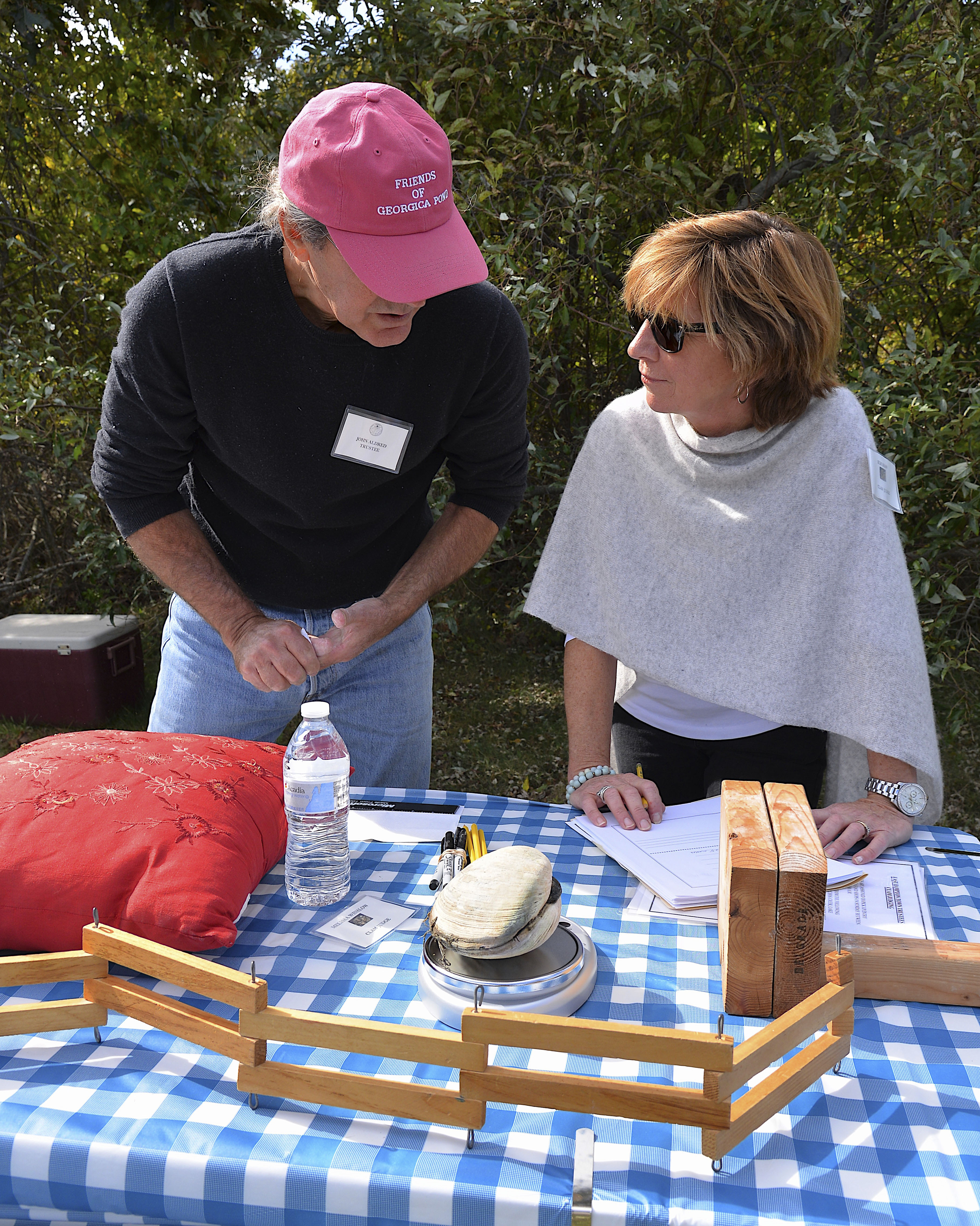 Largest clam judges John Aldred and Kim Shaw.