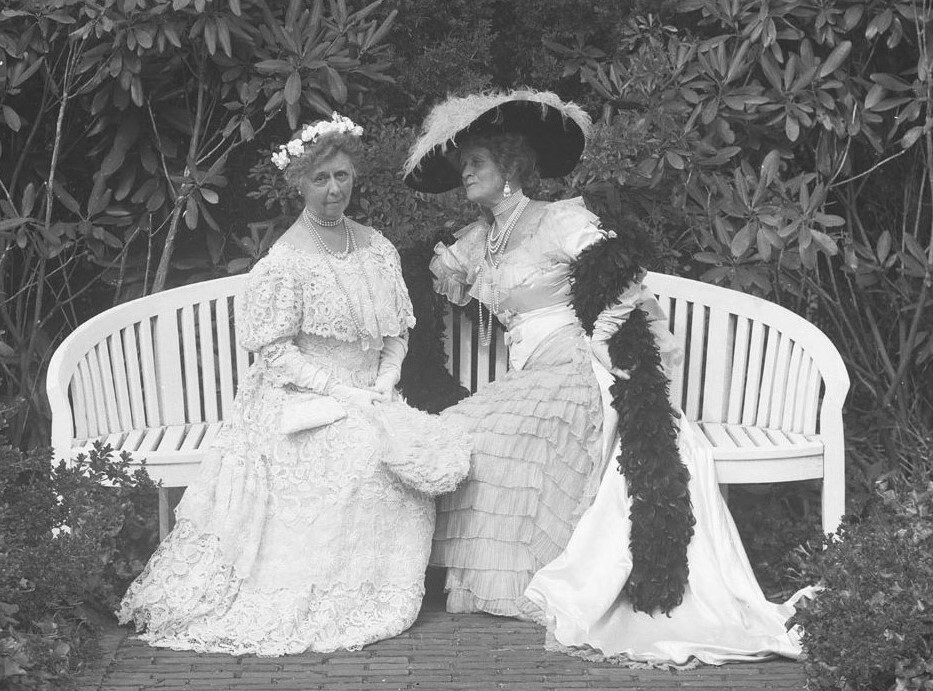 Two women of fashion, c. 1895, from the collection of the Southampton History Museum.
