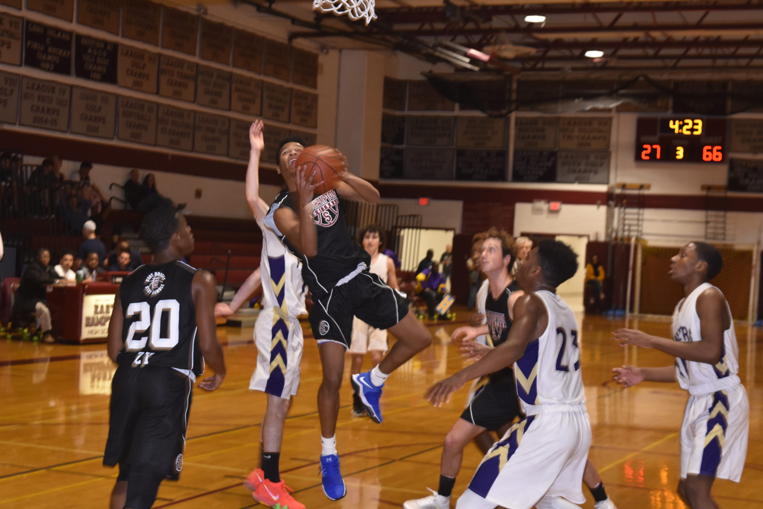 Southampton senior Sincere Faggins weaves his way through traffic and to the basket.