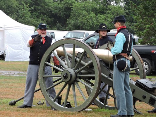 Cannon demonstrations performed by Union soldiers. ELSIE BOSKAMP