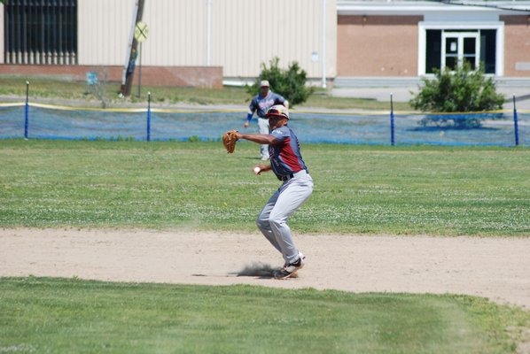 Southampton starting pitcher Taylor Blair (Eastern Kentucky) looks for the bag to get out Montauk's Jordan Stephens (Dallas Baptist). DREW BUDD