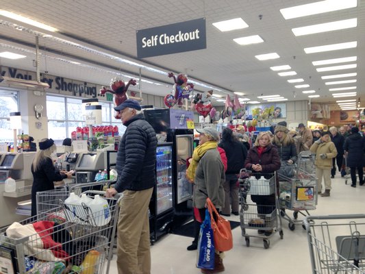 Lines at the checkout at Waldbaum's in Southampton Village on Monday morning.  DANA SHAW