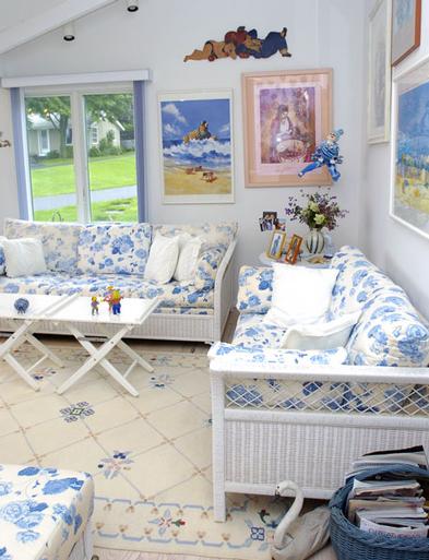 The living room of Stan and Pauline Goldberg’s cottage in Hampton Bays. DANA SHAW